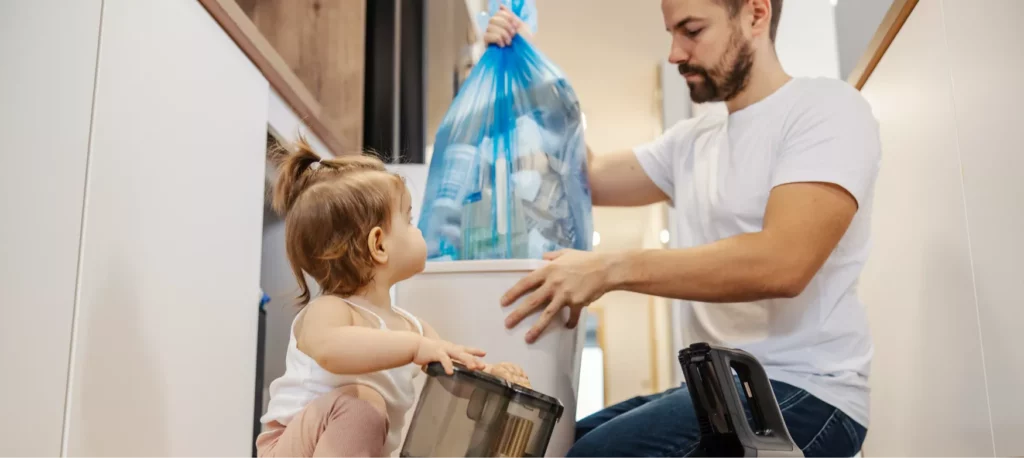 Papa fait des taches ménagères avec son enfant