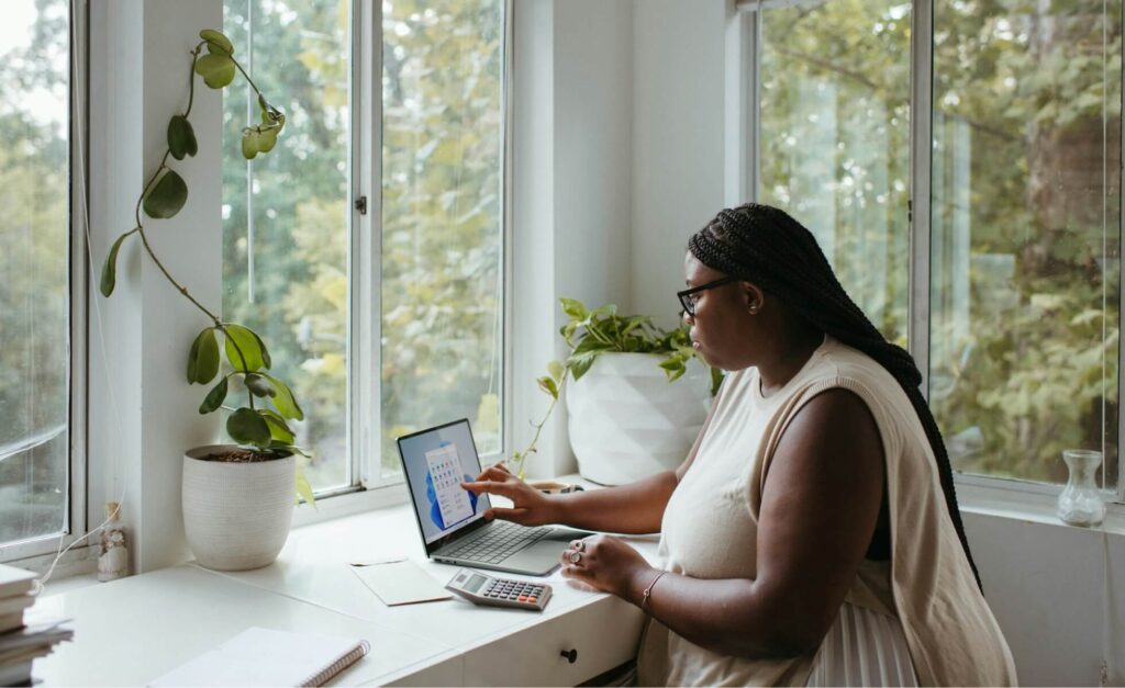 Femme qui regarde un ordinateur pour planifier la rentrée